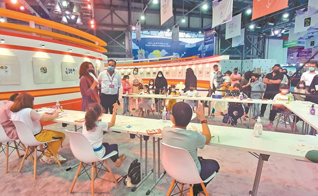 A pesar de la diferencia de idiomas, el lenguaje de la ilustración abrió la comunicación con los niños, y la ilustradora Esmeralda Ríos pudo darles un taller. Fotos: Frida Juárez. EL UNIVERSAL