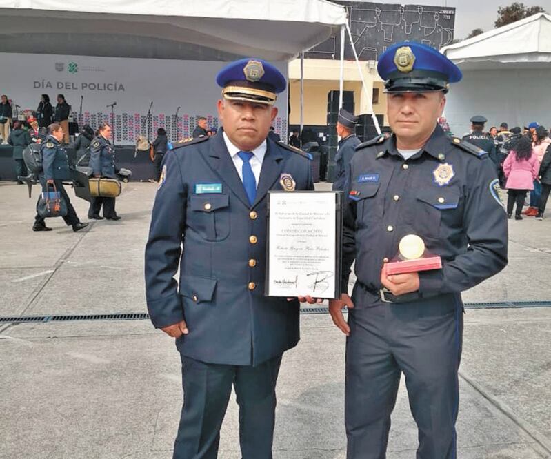 El oficial Roberto Gregorio Razo salvó a una joven de un secuestro. Foto/ESPECIAL