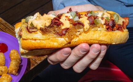 El pan de estos hot dogs está hecho al estilo de los lobster roll de Nueva Inglaterra 