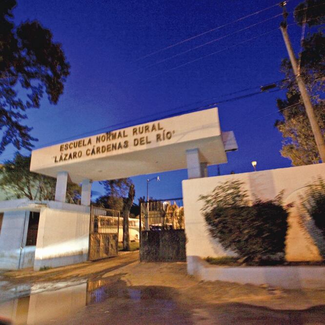 La Escuela Normal Rural de Tenería Lázaro Cárdenas del Río celebrará su 37 aniversario el próximo 24 de octubre, por lo que estudiantes tomaron camiones para el traslado de normalistas. (JORGE ALVARADO. EL UNIVERSAL)