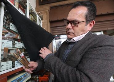 Cigarros, puros y tabacos ocultos; así vende negocio en Toluca tras Ley antitabaco