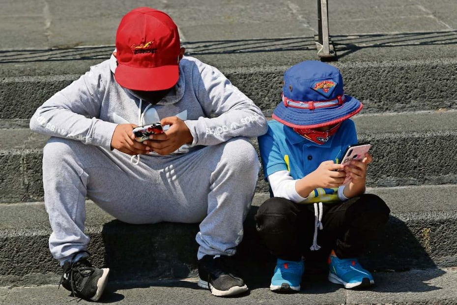 Niños observan un videojuego en el celular. FOTO: MOISÉS PABLO/CUARTOSCURO.COM