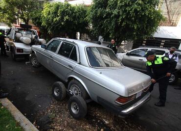 Agentes de tránsito retiran 80 vehículos abandonados en Azcapotzalco; operativo de chatarrización libera calles en 17 colonias
