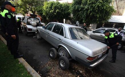 Agentes de tránsito retiran 80 vehículos abandonados en Azcapotzalco; operativo de chatarrización libera calles en 17 colonias
