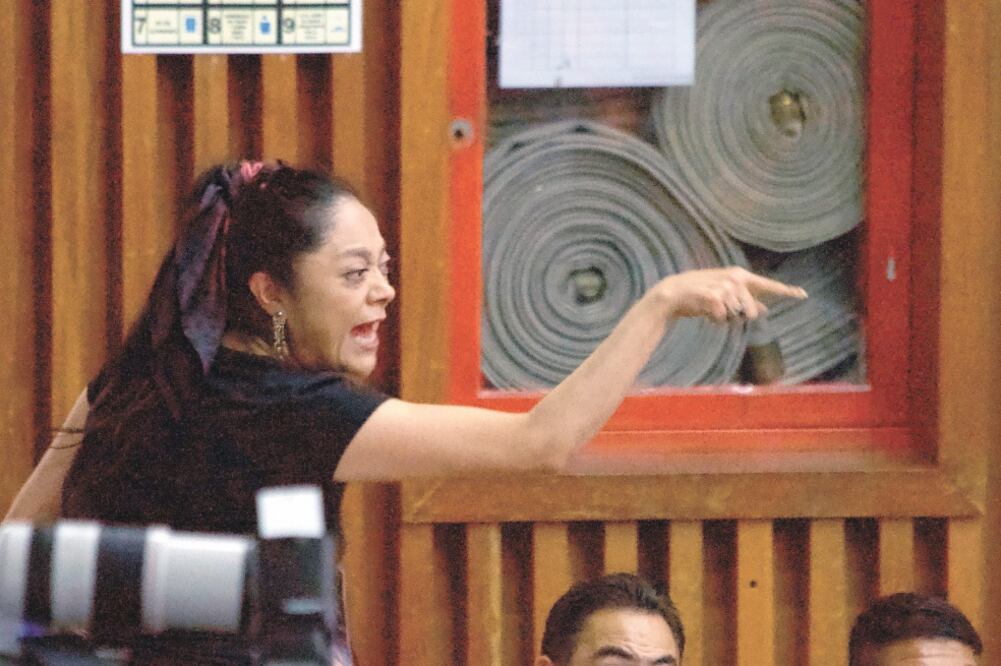 Una mujer del público interrumpió en repetidas ocasiones el debate para señalar a Alejandro Moreno de corrupto. Foto: ROGELIO MORALES. CUARTOSCURO