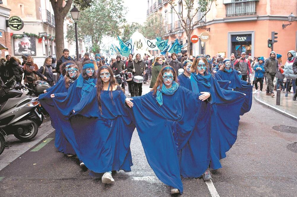 Miembros del movimiento Extinction Rebellion se manifestaron ayer en Madrid para concienciar sobre la contaminación de los océanos. Foto/LUCA PIERGIOVANNI. EFE