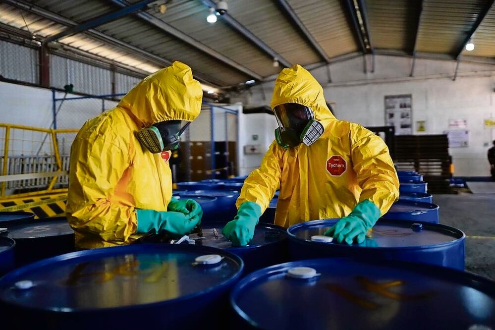 Oficiales guatemaltecos hacían ayer pruebas en toneles con fentanilo decomisados en un contenedor de un buque que zarpó de Turquía, pasó por Francia y Colombia y atracó en Guatemala como destino final. Foto: Polícia Nacional de Guatemala