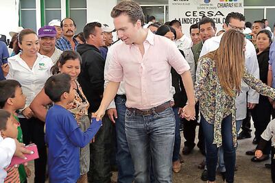 Inaugura Velasco Centro de Salud