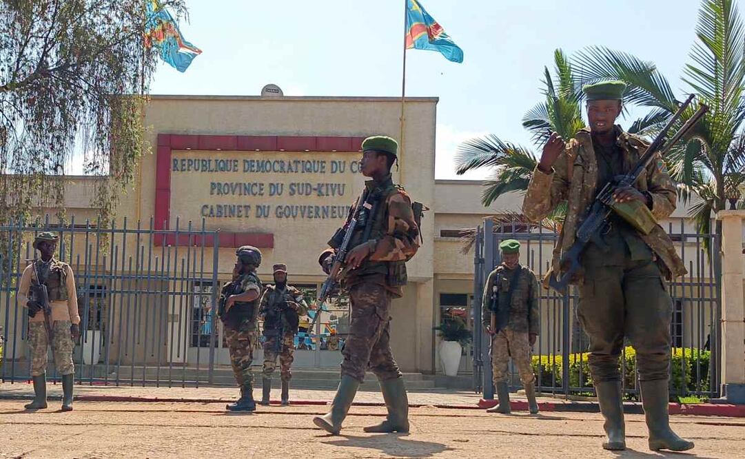 Rebeldes del M23 vigilan las afueras de la oficina administrativa de la provincia de Kivu del Sur, en el centro de Bukavu, la segunda ciudad más grande del este del Congo, el domingo 16 de febrero de 2025. Foto: AP
