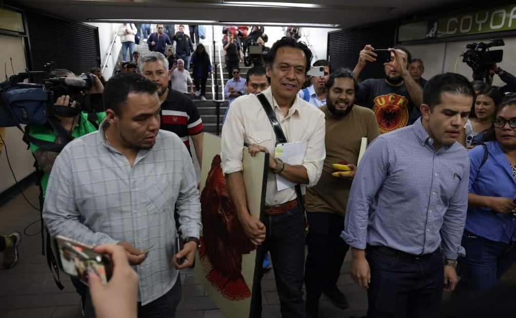 El exfuncionario Marx Arriaga abandonó las instalaciones de la SEP tras 100 horas atrincherado en su oficina este martes 17 de febrero de 2026. Foto: Fernanda Rojas/ EL UNIVERSAL