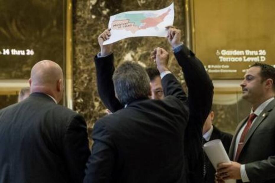 Noroña protesta en la Torre Trump contra el muro con México