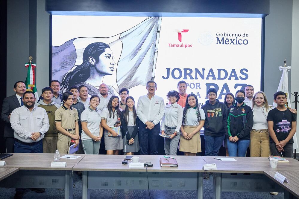 El gobernador Américo Villarreal Anaya, y los integrantes de la Mesa de Coordinación de Seguridad iniciaron las Jornadas, donde expusieron a los estudiantes la labor que se realiza para abordar las problemáticas de violencia y adicciones en los jóvenes. Foto: Especial
