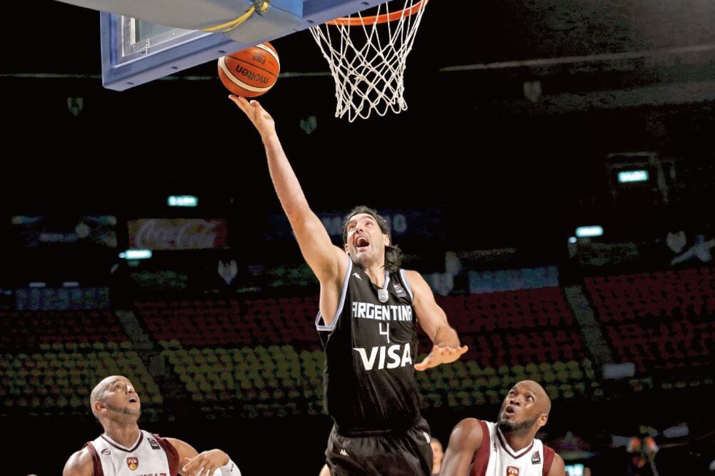 Luis Scola, quien juega para Raptors de Toronto en la NBA, fue el líder del combinado argentino con un doble-doble de 26 puntos y 10 rebotes (HENRY ROMERO. REUTERS)