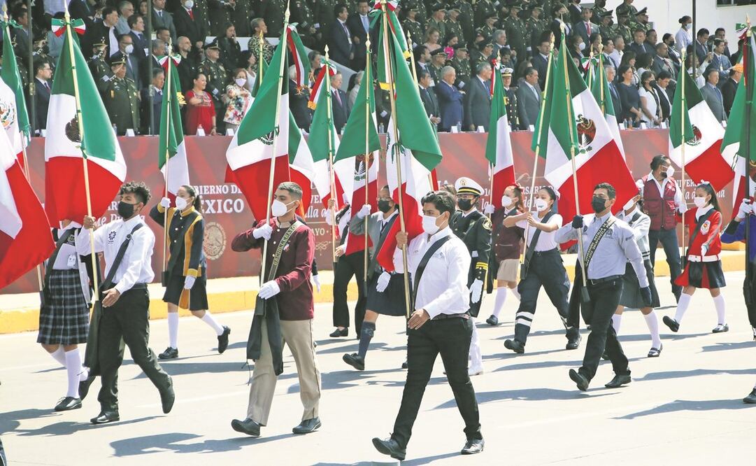 El presidente Andrés Manuel López Obrador observó completo el desfile cívico-militar por el 160 aniversario de la Batalla de Puebla, pese a la premura por viajar a Centroamérica. Foto: Omar Contreras/ EL UNIVERSAL.