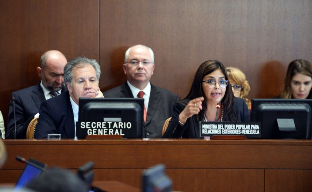 A la izquierda el secretario general de la OEA, Luis Almagro, junto a la canciller de Venezuela, Delcy Rodríguez, quien compareció hoy por iniciativa propia ante el organismo (Foto: EFE)