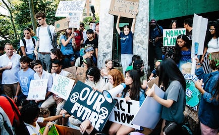 Greta Thunberg se reúne con estudiantes afuera de sede de la ONU en NY 