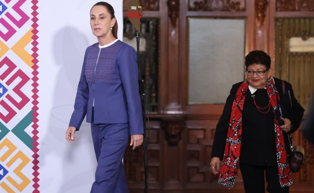Presidenta Claudia Sheinbaum frente a Ernestina Godoy, titular de la FGR, llegando a la mañanera del pueblo en Palacio Nacional (24/03/2026). Foto: Luis Camacho / EL UNIVERSAL