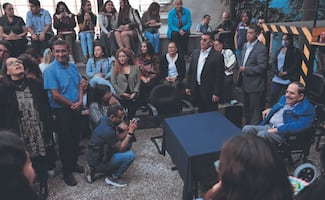 Recuperado, Ealy Ortiz retoma su liderazgo en EL UNIVERSAL; encabeza comida de fin de año de la empresa