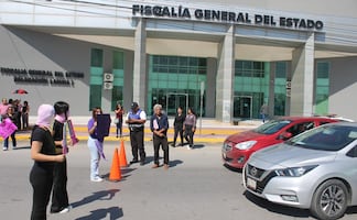 Exigen justicia por feminicidio de Nora Cecilia en Torreón; bloquean avenida frente a la Fiscalía de Coahuila