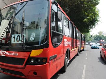 Party Bus choca con Metrobús en Paseo de la Reforma