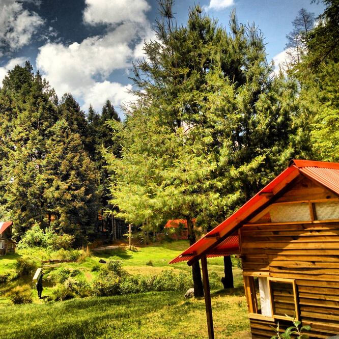 Hay cabañas rústicas, solo cuentan con sala, baño, cocineta, chimenea y tu respectivo quinqué. (Foto: Cortesía Peña de Lobos)