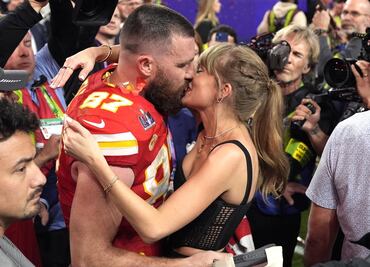 Taylor Swift y Travis Kelce se besan tiernamente y se dedican "You belong with me"