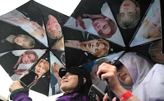 Lluvia torrencial no impide a miles de fans de BTS asistir al  inicio de la gira mundial en Corea del Sur
