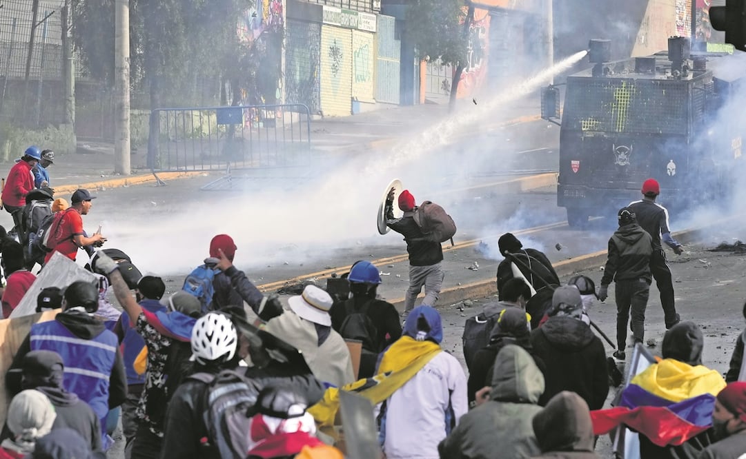  Manifestantes y agentes se enfrentaron, en Quito, en el undécimo día de protestas contra el gobierno de Lasso. 