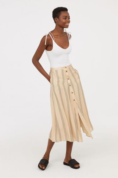 Falda plisada con rayas, la prenda esencial para ir a trabajar