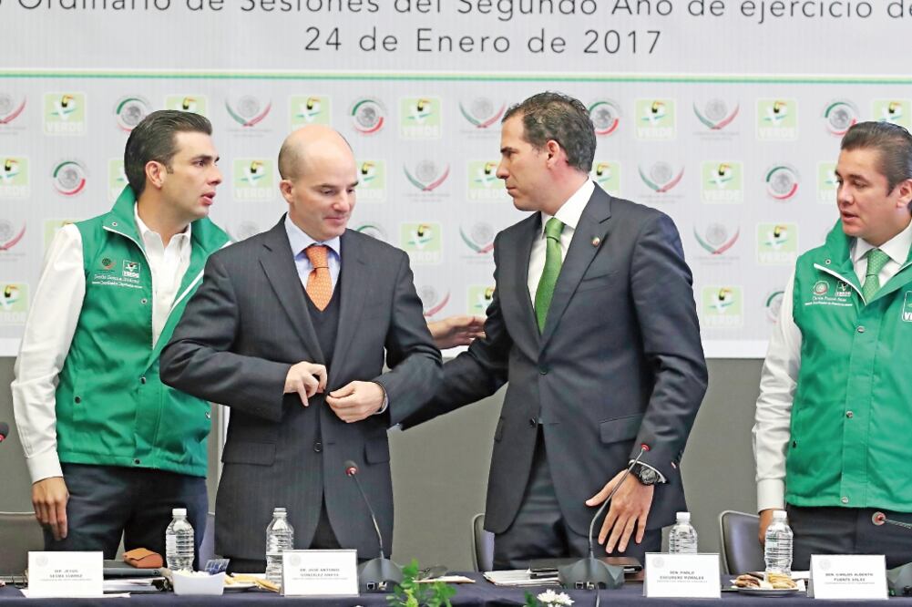 En compañía del diputado Jesús Sesma, del presidente del Senado, Pablo Escudero, y del senador Carlos Alberto Puente, el director de Pemex, José Antonio González, participó en la plenaria de los legisladores del PVEM. (LUCÍA GODÍNEZ. EL UNIVERSAL)