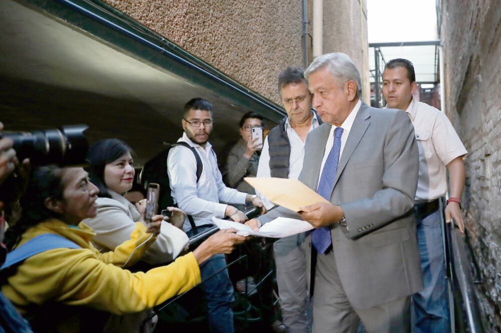 En sus oficinas de la colonia Roma, Andrés Manuel López Obrador recibió personalmente peticiones de algunos ciudadanos; el tabasqueño se reunió con el que será su gabinete de seguridad (VALENTE ROSAS. EL UNIVERSAL)