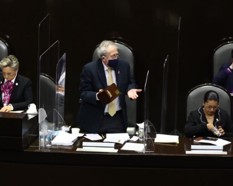 Panista entrega urna para cenizas a Alcocer por muertes de Covid