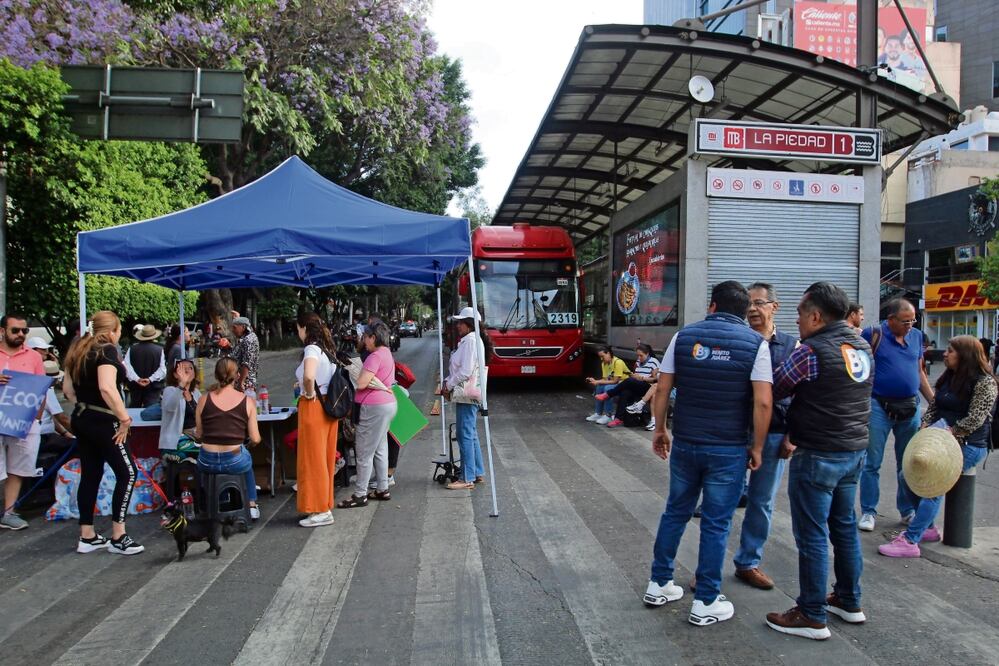 El bloqueo de los vecinos afectó el servicio de la Línea 1 del Metrobús, pues cinco estaciones fueron cerradas. Foto: de Francisco Rodríguez. El UNIVERSAL