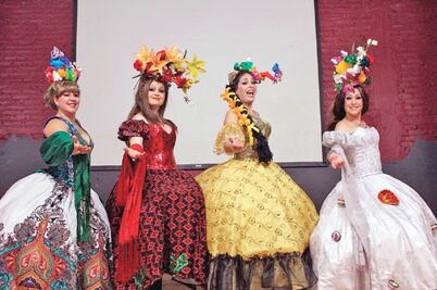 Reinas festejan a la patria con humor