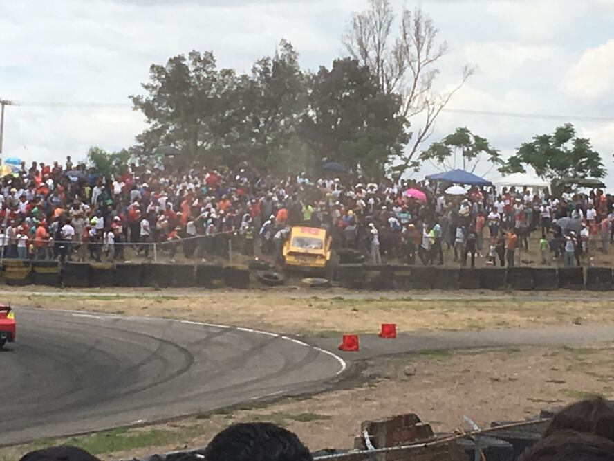 Piloto de Nascar pierde el control y va hacia las gradas