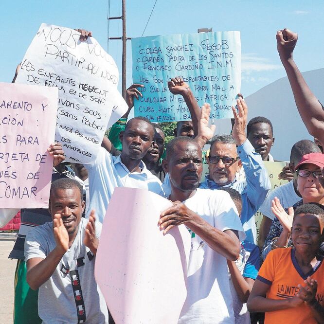 Migrantes africanos reclaman que a más de un mes instalados afuera de la Estación Migratoria Siglo XXI, no han recibido respuesta de las autoridades. Foto/JUAN MANUEL BLANCO. EFE