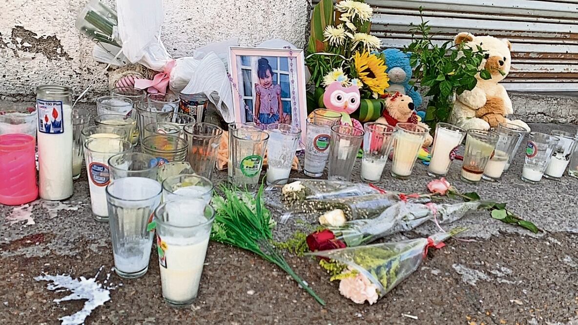 El sitio donde fue asesinada Daleyni Jakeline Colmenero Lozano, de tres años, fue convertido en un improvisado memorial para recordar a la menor. Foto: Carlos Arrieta / El Universal