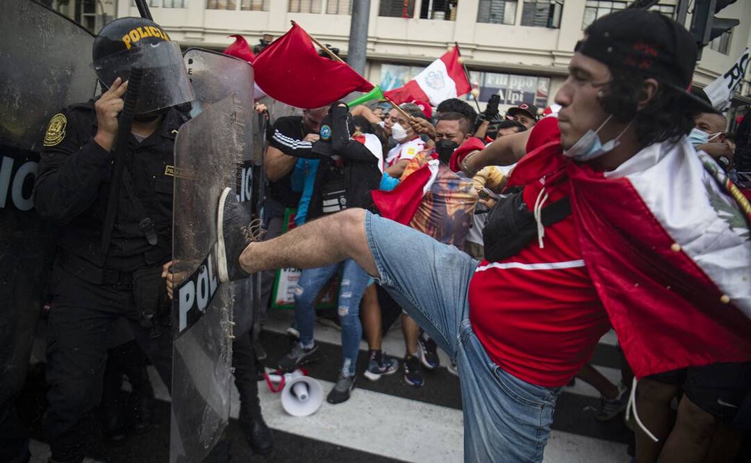 Miles de peruanos desafiaron el toque de queda impuesto por Pedro Castillo. Foto: ERNESTO BENAVIDES / AFP