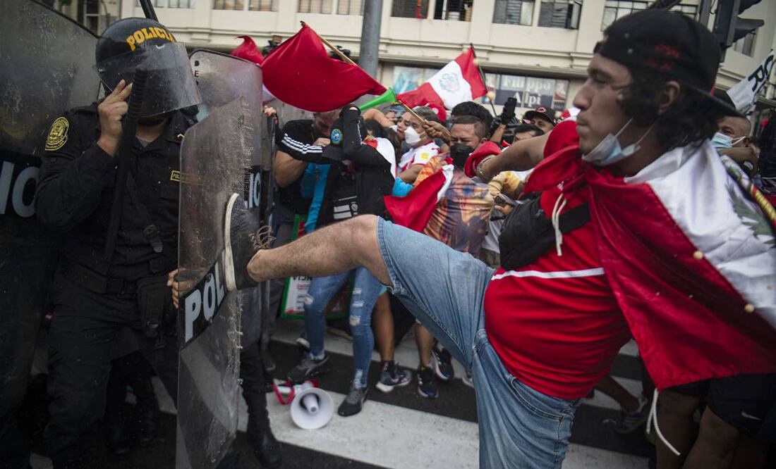 Miles de peruanos desafiaron el toque de queda impuesto por Pedro Castillo. Foto: ERNESTO BENAVIDES / AFP