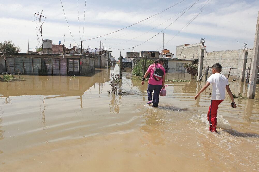 A la par de los productores agrícolas también cientos de familias se vieron afectadas por el desbordamiento de las aguas negras en el Valle de Toluca (ARCHIVO EL UNIVERSAL)