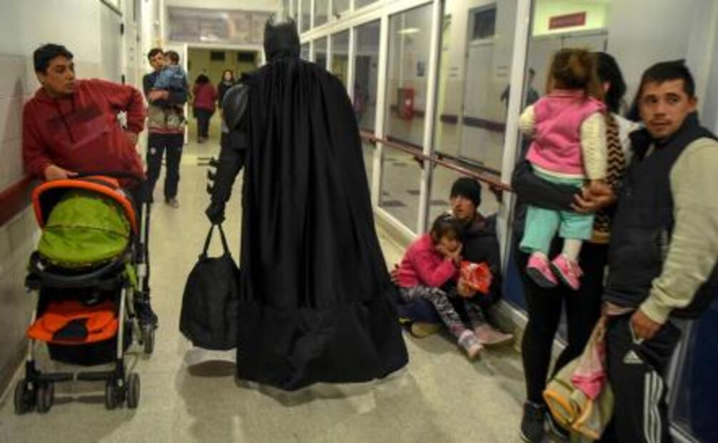 Batman argentino deja de lado a los villanos y lleva sonrisas a hospital infantil