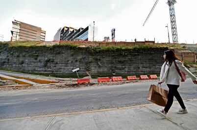 Niña lesionada por caída de excavadora, fuera de peligro