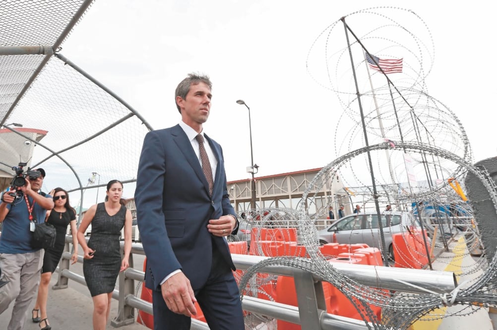 El precandidato demócrata Beto O’Rourke ayer al cruzar hacia Ciudad Juárez, Chihuahua (México). El político se reunió con gobernantes locales. Foto: CHRISTIAN CHÁVEZ. AP