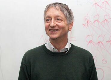 Geoffrey Hinton, pionero en la IA deja Google y advierte peligros de esta tecnología