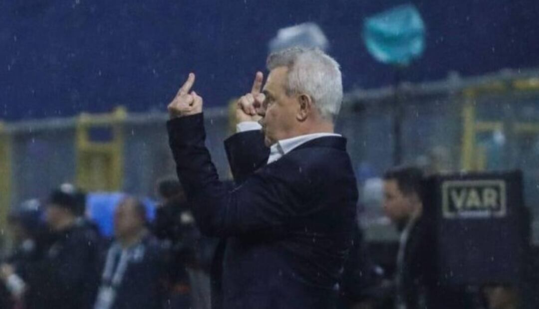 Javier Aguirre respondiendo las agresiones de los aficionados catrachos