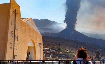 Reabre el aeropuerto de La Palma tras cierre por cenizas del volcán Cumbre Vieja