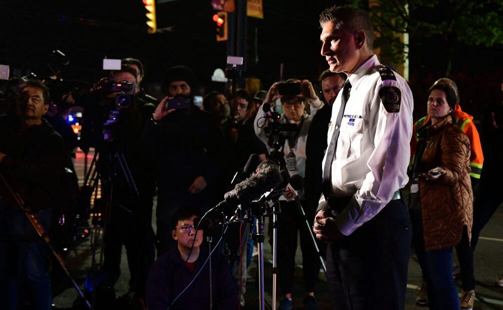 Steve Rai, jefe interino de la Policía de Vancouver, informa durante una conferencia de prensa que un vehículo y un sospechoso estuvieron involucrados en un incidente ocurrido durante el festival anual de Lapu Lapu, que celebra la cultura filipina, en la avenida 43 Este y Fraser, al sur de Vancouver, el 26 de abril de 2025. La policía canadiense arrestó a un hombre el 26 de abril después de que un coche se estrellara contra una fiesta callejera en la ciudad occidental de Vancouver, causando la muerte de varias personas. Las autoridades informaron que el incidente ocurrió poco después de las 20:00 (03:00 GMT del domingo) en el barrio Sunset on Fraser de Vancouver, mientras miembros de la comunidad filipina se reunían para celebrar el Día de Lapu Lapu. Foto: AFP