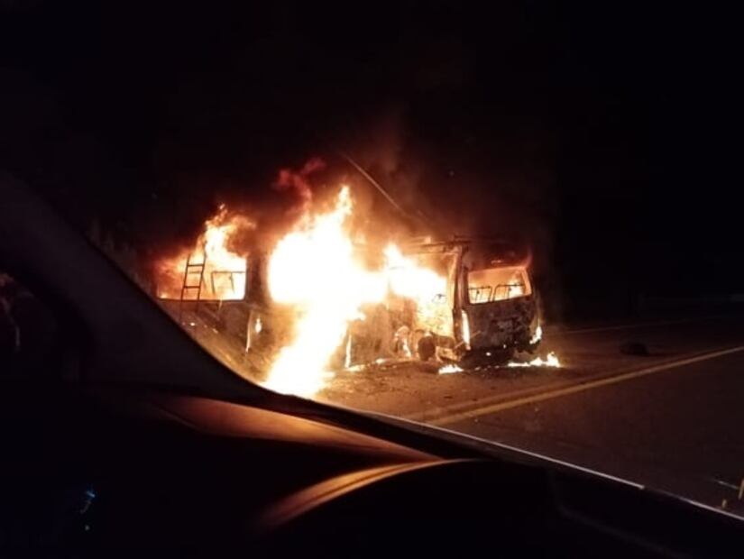 Mueren 10 tras choque de dos vehículos de transporte público en Chiapas