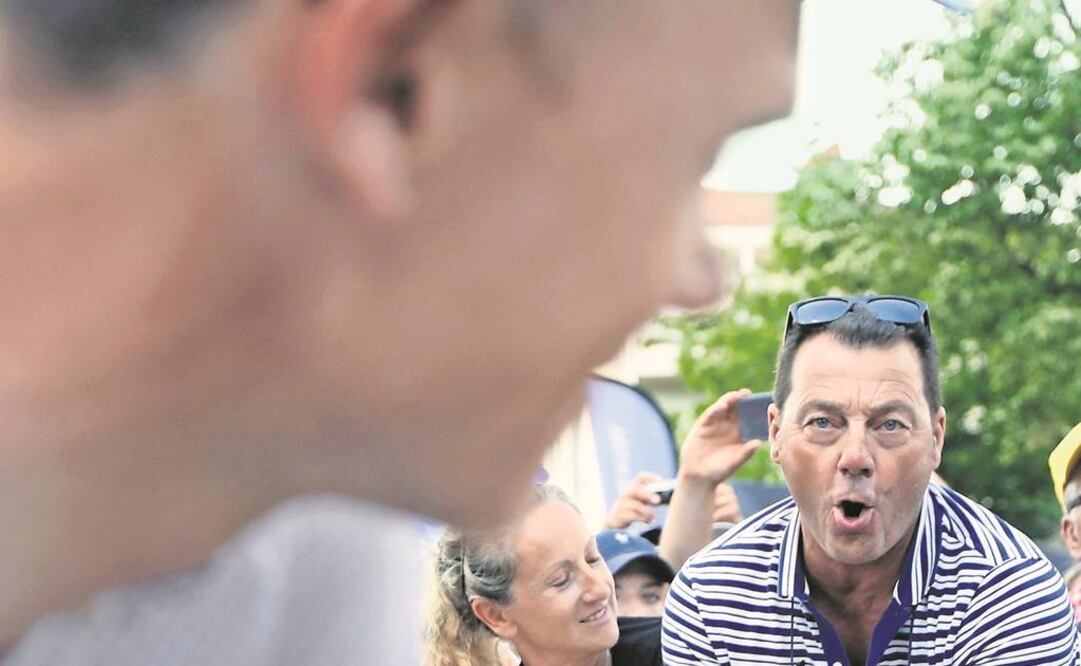 La afición ha atacado en todo momento al ciclista británico (CHRISTOPHE ENA. AP)