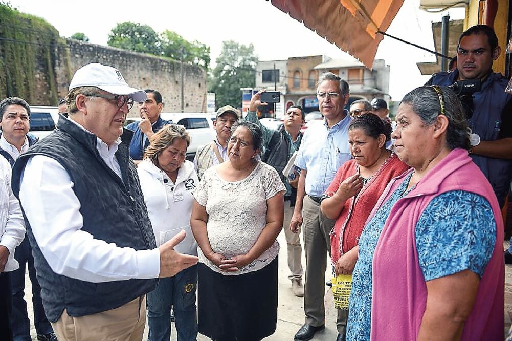 El gobernador Graco Ramírez convocó a los padres de familia a participar con su mano de obra en la rehabilitación de escuelas.